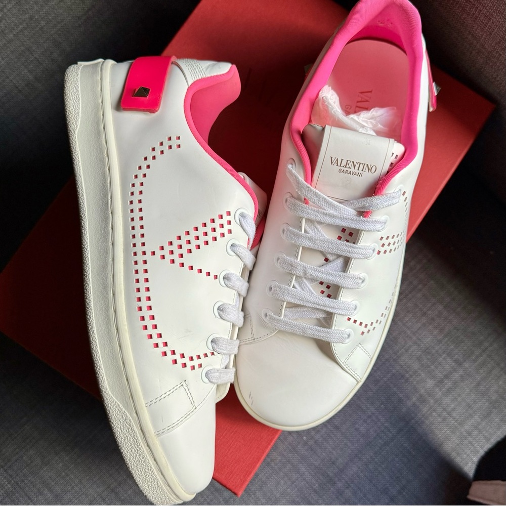 VALENTINO GARAVANI Rockstud Accent White/pink V Logo Perforated Sneakers  36 1/2